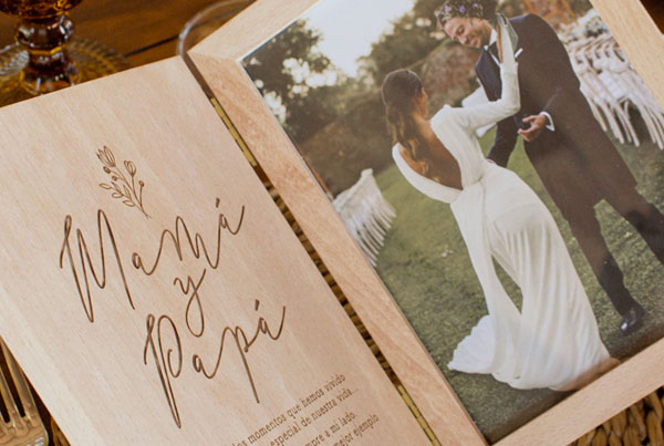 Marco de fotos personalizado como regalo a los padres el d&iacute;a de la boda
